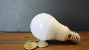 El precio de la luz, un 32,5% más barato este sábado
