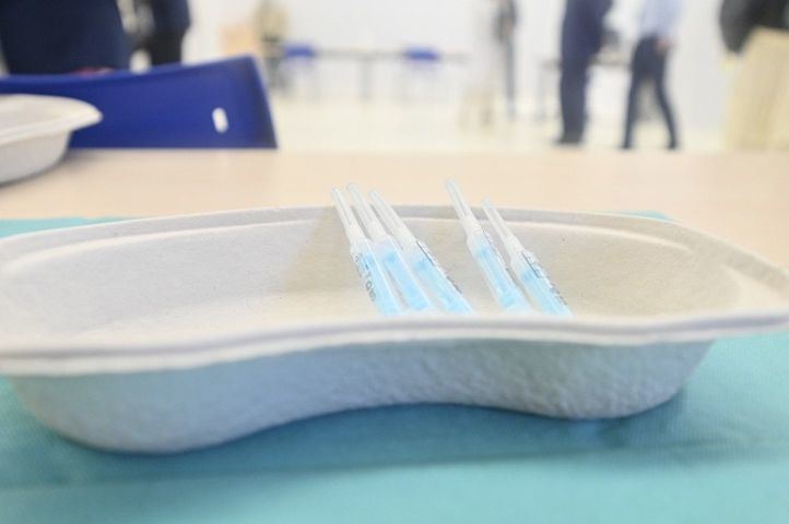 Arranca la vacunación contra el coronavirus en centros de Acciona, El Corte Inglés y Santander