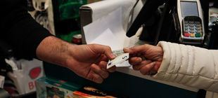 Los jóvenes madrileños, entre los que menos dispuestos están a aceptar un salario en 'negro'