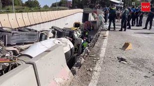 El conductor de una hormigonera, herido leve tras volcar el vehículo en una curva