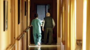 Trabajadores de residencias sin vacunar tendrán que realizarse test 2 veces por semana