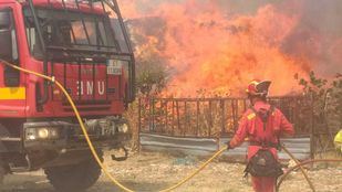 Madrid envía a Navalacruz cuatro dotaciones de bomberos y un helicóptero