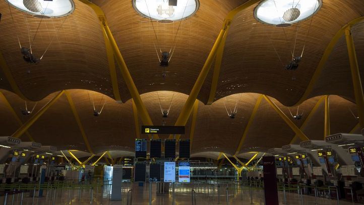 Estado de vacío total en el Aeropuerto Madrid Barajas con contados vuelos de pasajeros