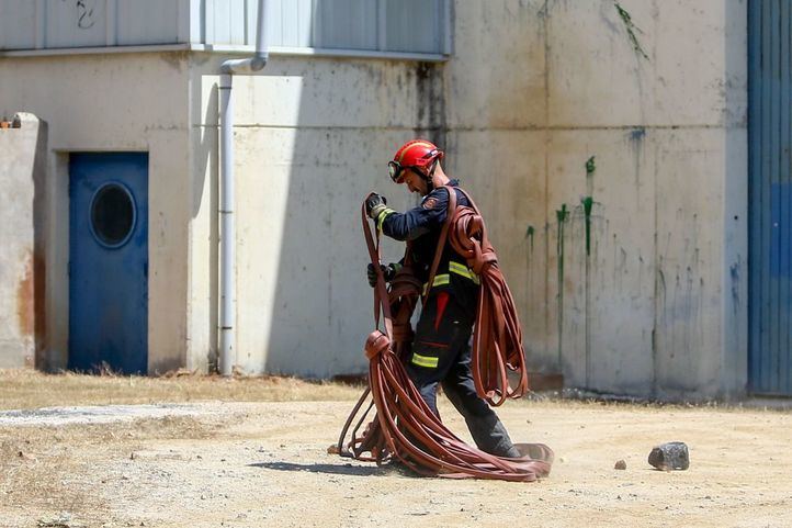 Los bomberos continúan trabajando en el Pantano de San Juan para extinguir el incendio desatado este sábado en la cala nudista