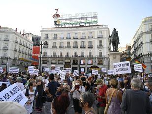Docenas de mujeres piden auxilio para las afganas en la Puerta del Sol