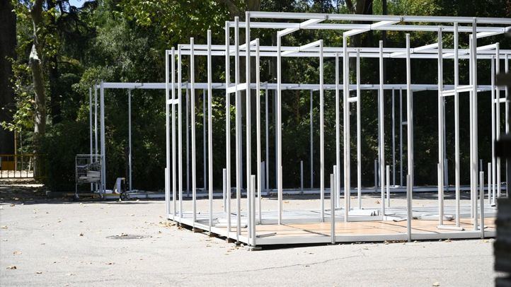 Arranca el montaje de las casetas de la Feria del Libro en El Retiro
