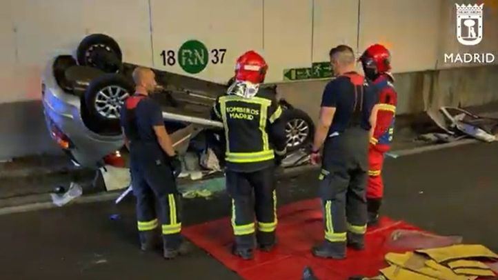 Herida una conductora de 83 años al volcar su coche en los túneles de la M-30 de Madrid