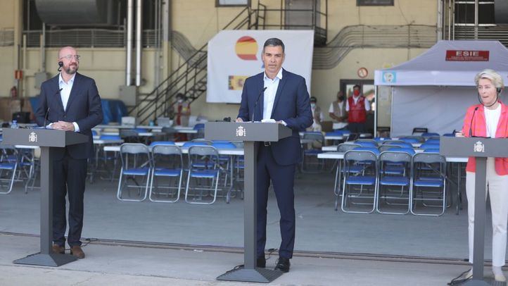 El presidente del Gobierno, Pedro Sánchez, comparece en rueda de prensa desde la base aérea de Torrejón de Ardoz, donde se ha instalado el centro de acogida de afganos, junto a la presidenta de la Comisión Europea, Ursula von der Leyen; al presidente del Consejo Europeo, Charles Michel