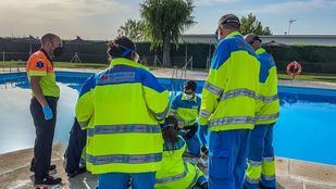 El SUMMA salva la vida de una mujer que apareció sumergida en una piscina