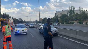 Un incendio junto a la M-30 provoca el cierre de dos carriles laterales en Pío XII