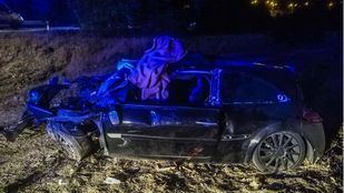 Un hombre de 41 años está herido grave tras salirse de la calzada con su coche e impactar contra un árbol.