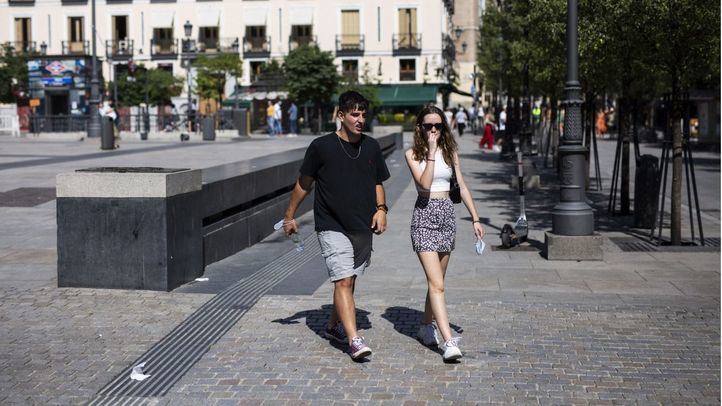 Varias personas caminan por Madrid el primer día de mascarillas no obligatorias en la calle