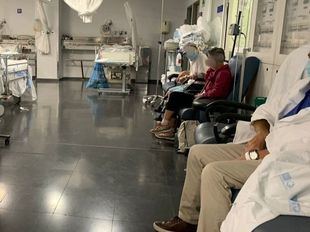 El Hospital de la Paz, saturado con pacientes atendidos en sillones y camas en pasillos