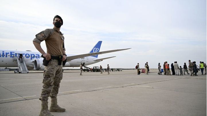 Otros 290 afganos llegan a la base aérea de Torrejón de Ardoz repatriados desde Kabul