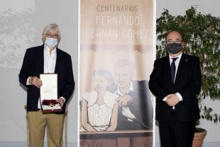 La familia de Fernando Fernán Gómez recibe la Gran Cruz de la Orden Civil de Alfonso X concedida en 2007