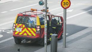 Intoxicadas leves una madre y su hija en un incendio de su vivienda en el distrito de Salamanca