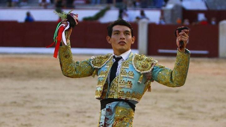 Fonseca pasea las dos orejas que cortó a su segundo novillo