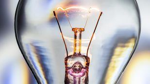 El precio de la luz alcanzará este jueves los 140 euros