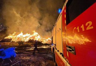 El incendio en una fábrica de compostaje en 'Sanse' seguirá activo al menos durante 5 días
