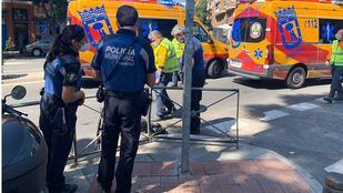 Heridas dos personas que iban en un patinete eléctrico tras chocar contra un autobús en Embajadores