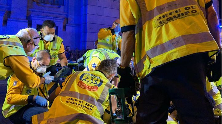 Los equipos del Samur intentan reanimar a un varón de 33 años atropellado en Cibeles