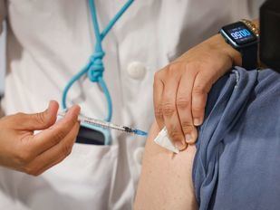 Baja la presión hospitalaria por Covid con el 70% de los madrileños inmunizados