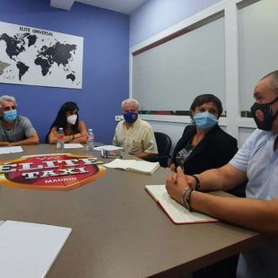 Podemos y Elite Taxi denuncian que la ordenanza de Almeida ‘uberiza’ Madrid