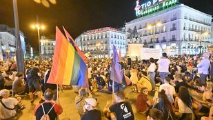 "Ni una agresión más. Basta de gente en los armarios": protesta en Sol por las agresiones homófobas