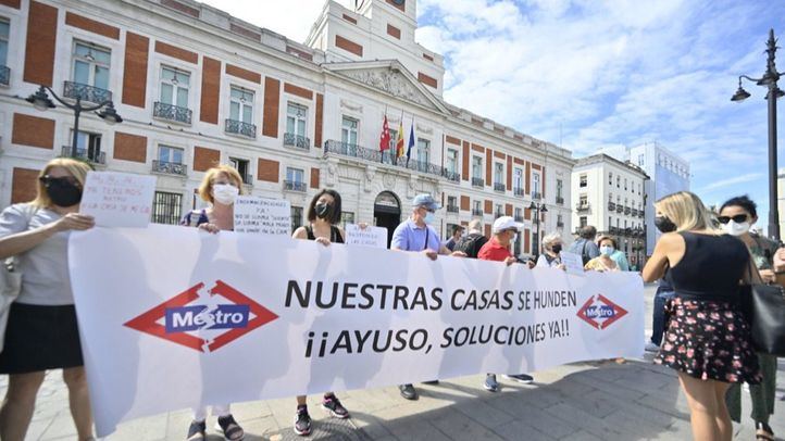 Afectados por las grietas del Metro de San Fernando se concentran en Sol
