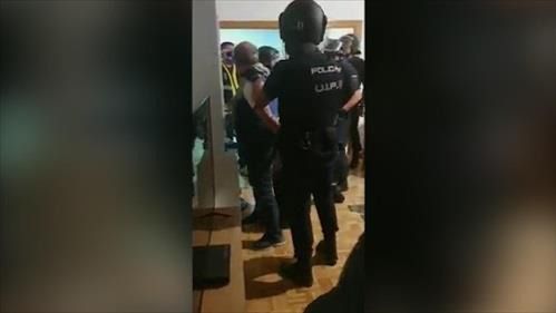Momento en el que la Policía detiene al exgeneral venezolano Hugo Carvajal, conocido como el 'Pollo Carvajal'.