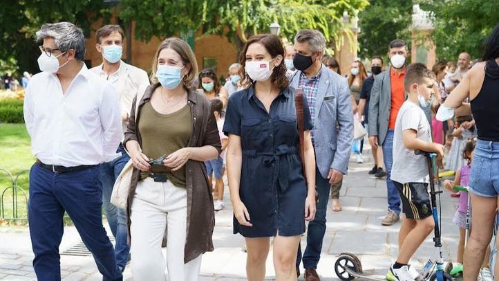 La presidenta de la Comunidad de Madrid, Isabel Díaz Ayuso, visita la Feria del Libro de Madrid