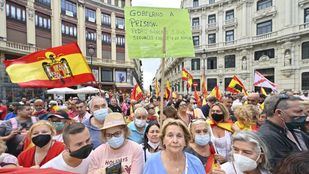 Centenares de personas piden en Madrid la dimisión de Pedro Sánchez