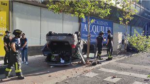 Herido leve tras impactar contra una farola, un árbol y una moto