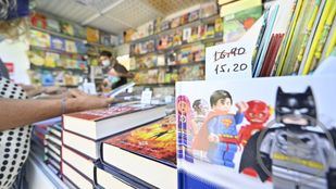 Largas colas en el primer domingo de la Feria del Libro de Madrid