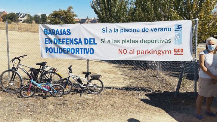 Vecinos de Barajas critican que el Ayuntamiento cambie en Barajas 'la piscina de verano por un parking de 125 plazas' en el nuevo polideportivo