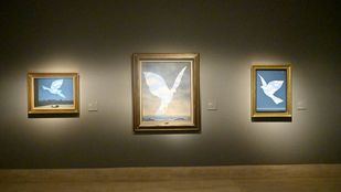 El universo de Magritte desembarca en el Thyssen