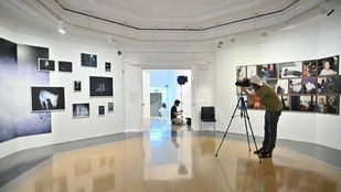 Una exposición reúne a artistas emergentes de todo el mundo