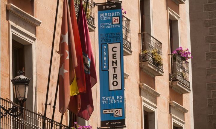 El Ayuntamiento mantiene cerrada la puerta de los Plenos de distrito a los vecinos