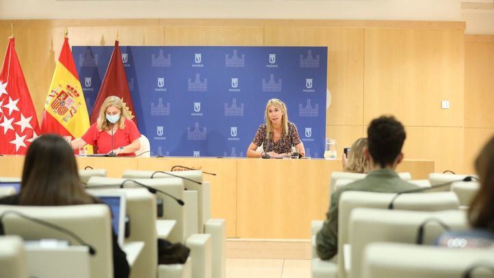 La portavoz municipal, Inmaculada Sanz, y la delegada de Cohesión Territorial, Participación Ciudadana y Transparencia, Silvia Saavedra.
