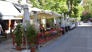 La preliminar ordenanza de terrazas contempla prorrogarlas dos años en aparcamientos