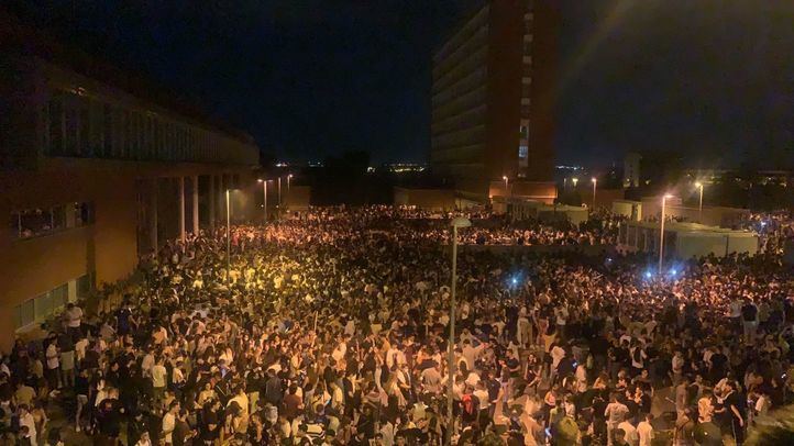 Miles de jóvenes se dan cita en un macrobotellón en Ciudad Universitaria