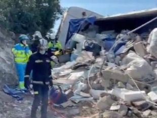 Herido grave un conductor al caer la carga de un camión de escombros sobre su coche en Valdelaguna