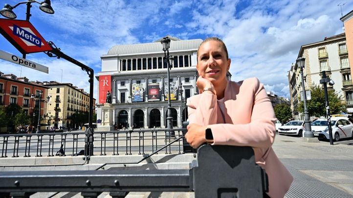 Ana Banquer, directora del Servicio del Año, en el exterior del Metro de Ópera y al lado del Teatro Real.
