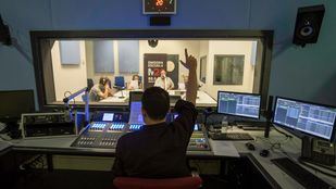 La Complutense negocia hacerse con los equipos de la radio municipal para sus estudiantes de Periodismo