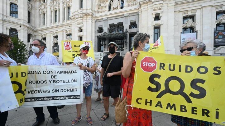 Vecinos de Chamberí en una concentración contra las terrazas Covid frente a Cibeles,