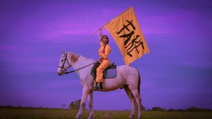 La polifacética artista Mónica Moss pide 'Respeto' en su impactante vídeo