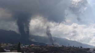 El cono del volcán de La Palma se rompe y deja una colada enorme que avanza hacia el mar