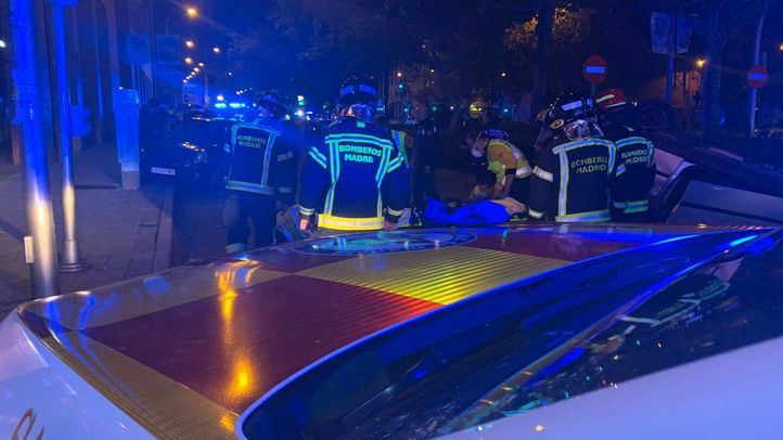Los Bomberos estabilizan el vehículo volcado tras un atropello en Avenida de Asturias