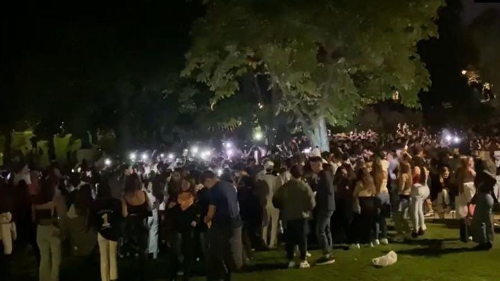 Cientos de jóvenes hacen botellón en el parque de Berlín