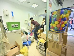 'Palmeros en Madrid', desbordados por la solidaridad con La Palma, paralizan los puntos de donación